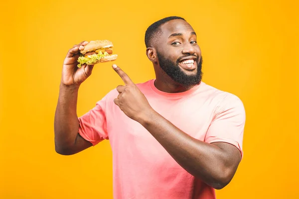 Joven Afroamericano Comiendo Hamburguesa Aislada Sobre Fondo Amarillo — Foto de Stock