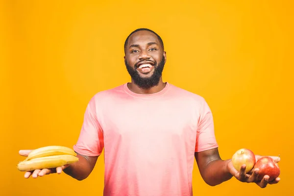 Concepto Dieta Saludable Hombre Negro Afroamericano Sosteniendo Frutas Aisladas Sobre —  Fotos de Stock
