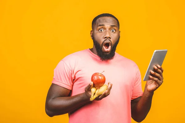 Concepto Dieta Hombre Negro Afroamericano Sano Sosteniendo Frutas Aisladas Sobre — Foto de Stock