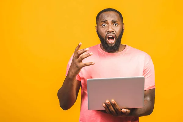 Joven Hombre Africano Sorprendido Pie Uso Ordenador Portátil Aislado Sobre — Foto de Stock