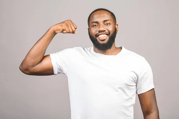 Retrato Cerca Joven Afroamericano Feliz Flexionando Músculo Bíceps Aislado Sobre — Foto de Stock