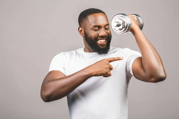 Concepto Fitness Retrato Hombre Negro Afroamericano Feliz Con Mancuernas Aisladas — Foto de Stock