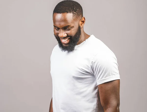 Retrato Feliz Sonriente Joven Afroamericano Aislado Sobre Fondo Gris — Foto de Stock