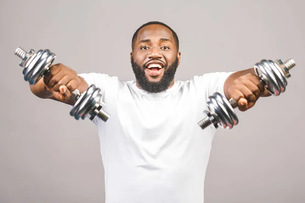 Concepto Fitness Retrato Hombre Negro Afroamericano Feliz Con Mancuernas Aisladas — Foto de Stock
