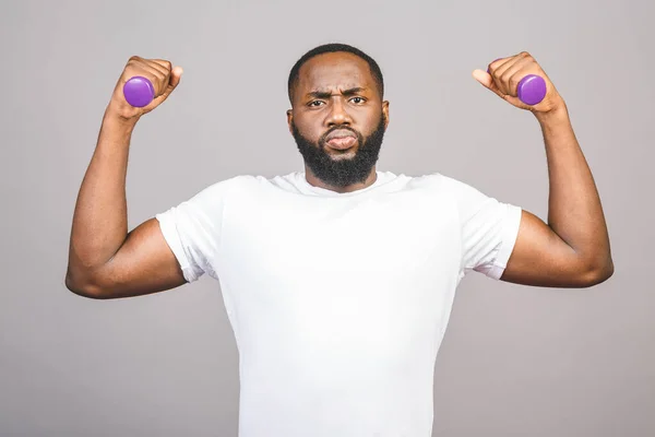 Concepto Fitness Retrato Hombre Negro Afroamericano Feliz Con Mancuernas Aisladas — Foto de Stock