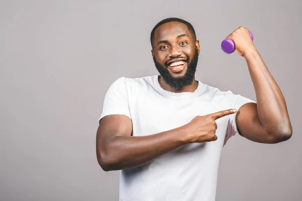 Concepto Fitness Retrato Hombre Negro Afroamericano Feliz Con Mancuernas Aisladas — Foto de Stock