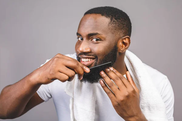 Retrato Guapo Joven Afroamericano Negro Peinándose Barba Baño Aislado Sobre — Foto de Stock