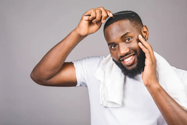 Retrato Guapo Joven Afroamericano Negro Peinándose Pelo Baño Aislado Sobre — Foto de Stock