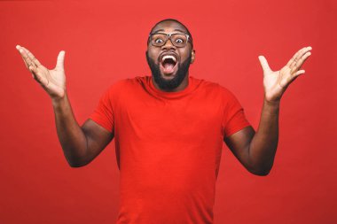 Heyecanlı genç Afrikalı Amerikalı erkek portresi şok ve şaşkınlık içinde çığlık atıyor. Şaşkın siyah hippi etkilenmiş görünüyor, kendi şansına ve başarısına inanamıyor..