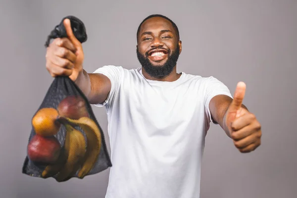 Concepto Cero Residuos Los Hombres Negros Afroamericanos Sostienen Bolsa Malla — Foto de Stock