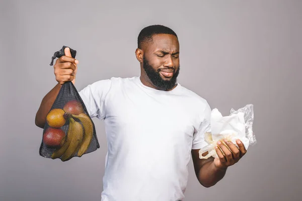 Concepto Cero Residuos Los Hombres Negros Afroamericanos Sostienen Bolsa Malla —  Fotos de Stock