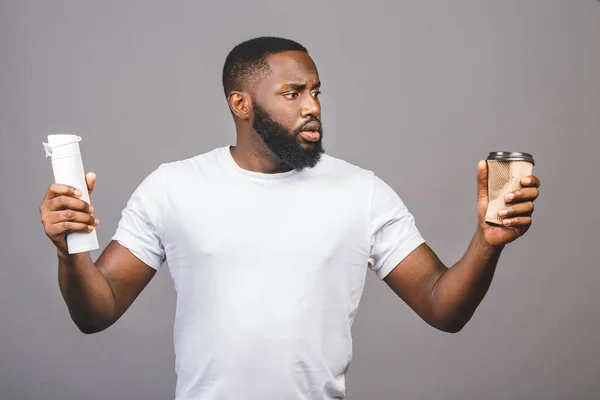 Concepto Cero Residuos Hombre Afroamericano Joven Haciendo Elegir Entre Una — Foto de Stock