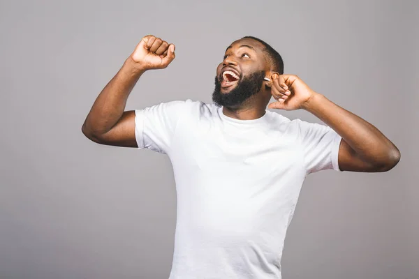 Escuchando Música Genial Joven Hombre Negro Afroamericano Alegre Moviéndose Bailando — Foto de Stock