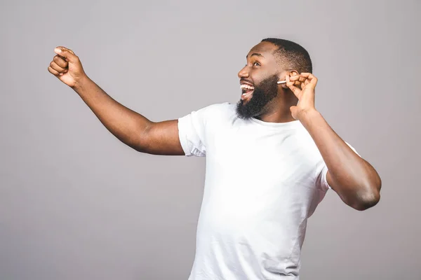 Escuchando Música Genial Joven Hombre Negro Afroamericano Alegre Moviéndose Bailando — Foto de Stock