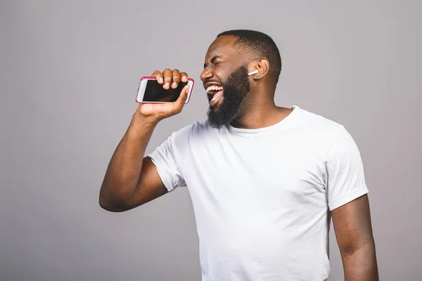 Escuchando Música Genial Joven Hombre Negro Afroamericano Alegre Moviéndose Bailando — Foto de Stock