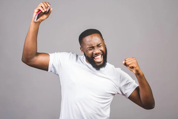 Escuchando Música Genial Joven Hombre Negro Afroamericano Alegre Moviéndose Bailando — Foto de Stock