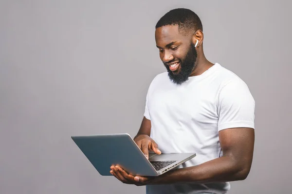 Joven Sonriente Hombre Afroamericano Pie Uso Ordenador Portátil Aislado Sobre — Foto de Stock