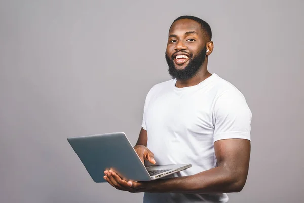 Joven Sonriente Hombre Afroamericano Pie Uso Ordenador Portátil Aislado Sobre — Foto de Stock