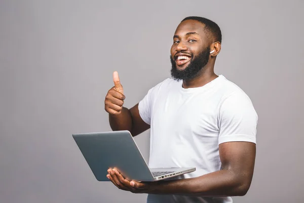 Joven Sonriente Hombre Afroamericano Pie Uso Ordenador Portátil Aislado Sobre — Foto de Stock