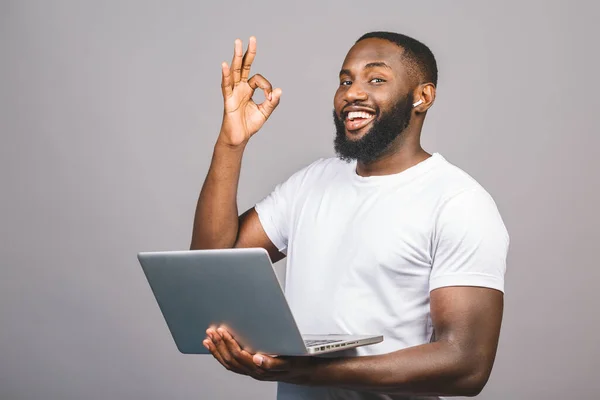 Joven Sonriente Hombre Afroamericano Pie Uso Ordenador Portátil Aislado Sobre — Foto de Stock