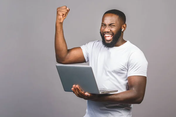 Emocionado Hombre Afro Americano Feliz Mirando Pantalla Del Ordenador Portátil — Foto de Stock