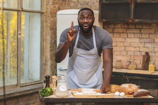 Pişirme Işlemi Neşeli Koyu Tenli Afro Amerikan Erkek Önlük Giyiyor — Stok fotoğraf