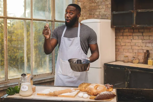 Pişirme Işlemi Neşeli Koyu Tenli Afro Amerikan Erkek Önlük Giyiyor — Stok fotoğraf