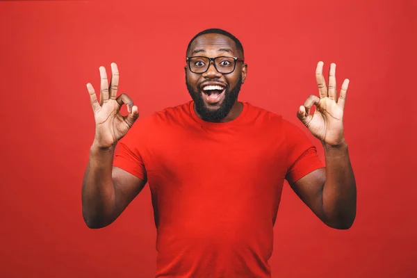 Hombre Afroamericano Aislado Sobre Fondo Rojo Sonriendo Positivo Haciendo Signo —  Fotos de Stock
