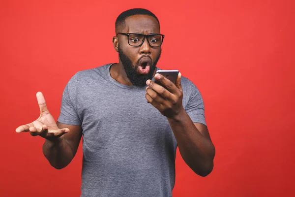 Hombre Afroamericano Joven Usando Teléfono Inteligente Estresado Sorprendido Con Vergüenza — Foto de Stock