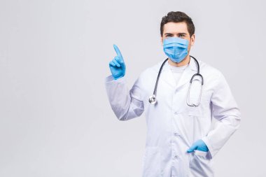 Doktor adam beyaz arka planda steril yüz maskesi eldivenleriyle izole edildi. Salgın koronavirüs 2019-ncov sarar covid-19 grip virüsü. Parmağını kaldır..