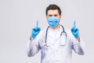 Doktor adam beyaz arka planda steril yüz maskesi eldivenleriyle izole edildi. Salgın koronavirüs 2019-ncov sarar covid-19 grip virüsü. Parmağını kaldır..