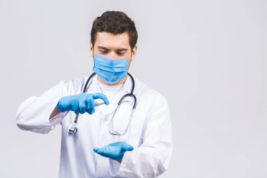 Doktor maskeli eldivenli adam beyaz arka planda izole edilmiş. Salgın koronavirüs 2019-ncov sarar covid-19 grip virüsü. Alkol sıvısı antibakteriyel dezenfektanla dolu bir şişe..
