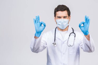 Doktor Eldiven Giyiyor ve Tıbbi Maske Giyiyor. Tıbbi Kavram Corona Virüsü. Tamam imzala. 