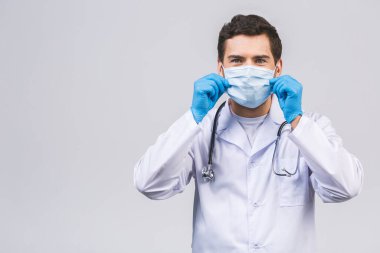 Coronavirus konsepti. Adam Doktor, beyaz arka planda izole edilmiş tıbbi maske takıyor. Covid-19 grip salgını. 