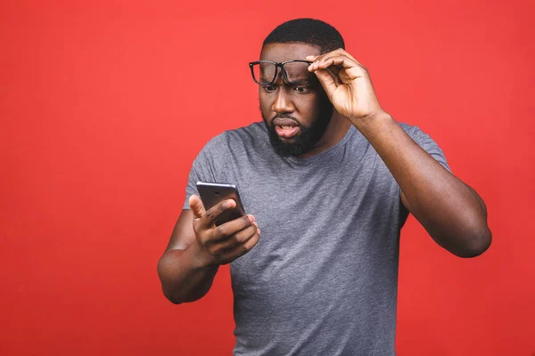 Akıllı Telefon Kullanan Afrikalı Genç Bir Amerikalı Stresli Utanç Şaşkınlık — Stok fotoğraf