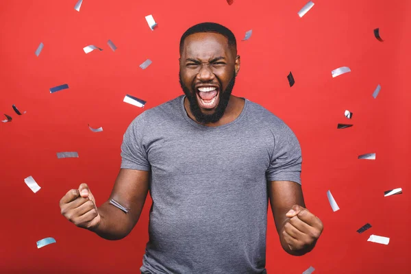 Joven Afroamericano Alegre Bailando Sobre Fondo Rojo Ganador Celebra Gran — Foto de Stock