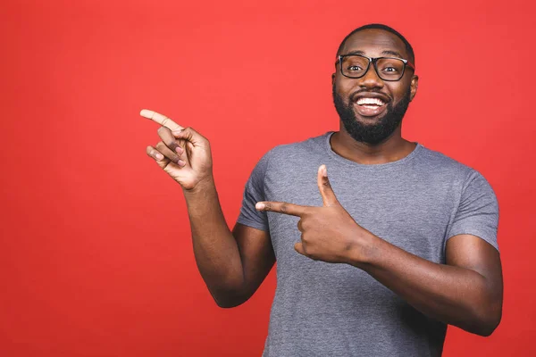 Zole Edilmiş Kırmızı Arka Planı Olan Afro Amerikalı Adam Kameraya — Stok fotoğraf