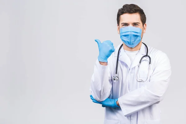 Doctor Hombre Bata Médica Guantes Mascarilla Estériles Aislados Sobre Fondo — Foto de Stock