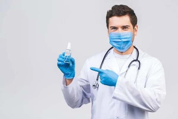 가운을 의사는 바탕에 고립된 마스크 장갑을 있습니다 유행성 전염병 코로나 — 스톡 사진