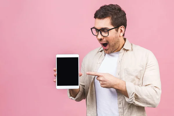 戴着一副显示空白平板电脑屏幕的眼镜的人吃惊极了 与粉红背景隔离 — 图库照片
