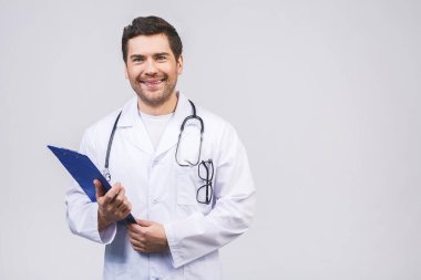 Beyaz arka planda izole edilmiş, dostane gülümseyen genç doktor portresi.. 