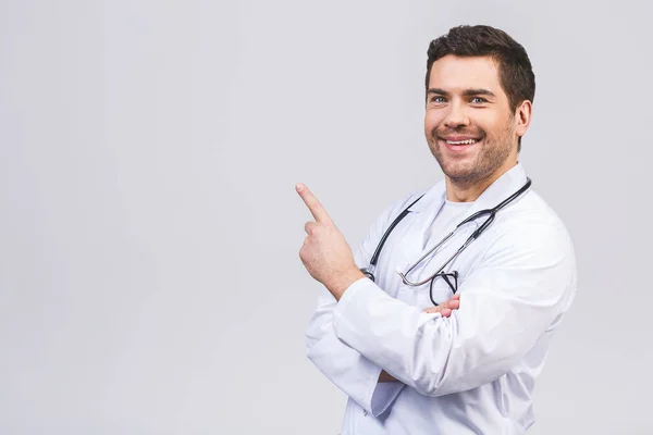 Joven Doctor Sonriente Profesional Médico Sosteniendo Algo Mano Vacía Aislado — Foto de Stock