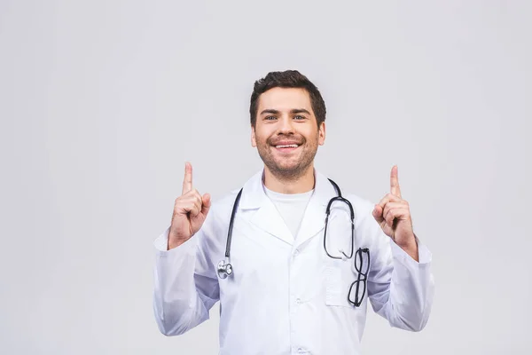 Joven Doctor Sonriente Profesional Médico Sosteniendo Algo Mano Vacía Aislado — Foto de Stock