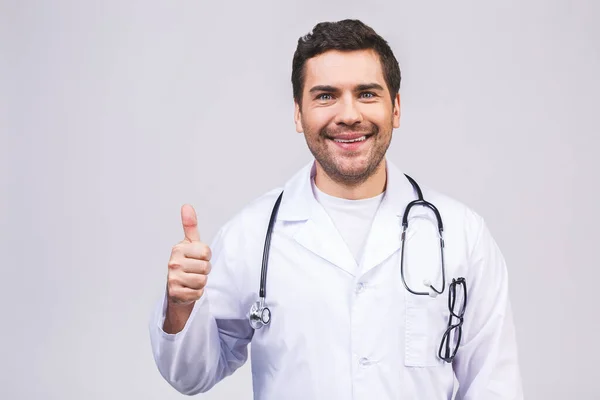 Retrato Joven Médico Amable Sonriendo Dando Pulgares Hacia Arriba Aislado — Foto de Stock