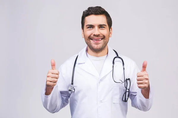 Retrato Joven Médico Amable Sonriendo Dando Pulgares Hacia Arriba Aislado — Foto de Stock