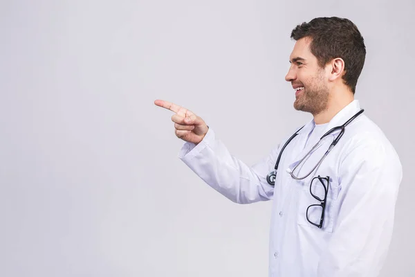 Joven Doctor Sonriente Profesional Médico Sosteniendo Algo Mano Vacía Aislado — Foto de Stock