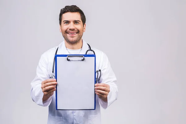 Retrato Joven Médico Sonriente Sosteniendo Portapapeles Aislado Sobre Fondo Blanco — Foto de Stock