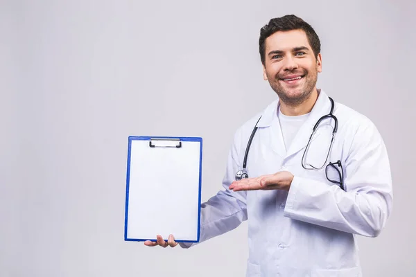 Retrato Joven Médico Sonriente Sosteniendo Portapapeles Aislado Sobre Fondo Blanco — Foto de Stock