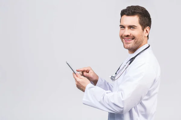 明るい笑顔の医師や看護師の肖像画は Pcタブレットコンピュータを使用して聴診器と白の背景に隔離されたカメラを見て — ストック写真