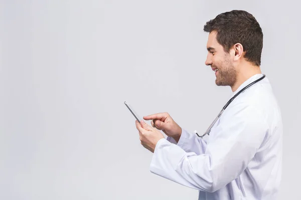 Retrato Médico Enfermera Sonriente Alegre Con Estetoscopio Usando Una Tableta — Foto de Stock